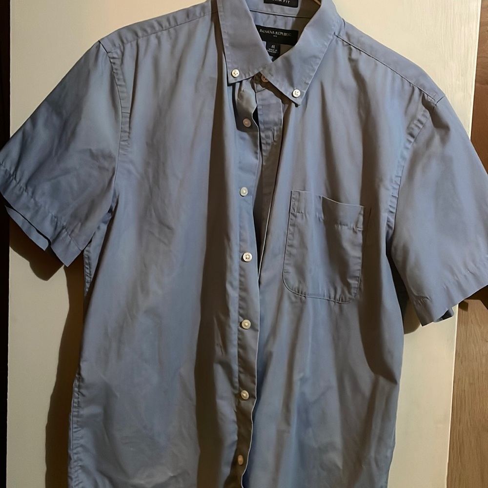Banana Republic men size small short sleeve shirt light blue. In great condition